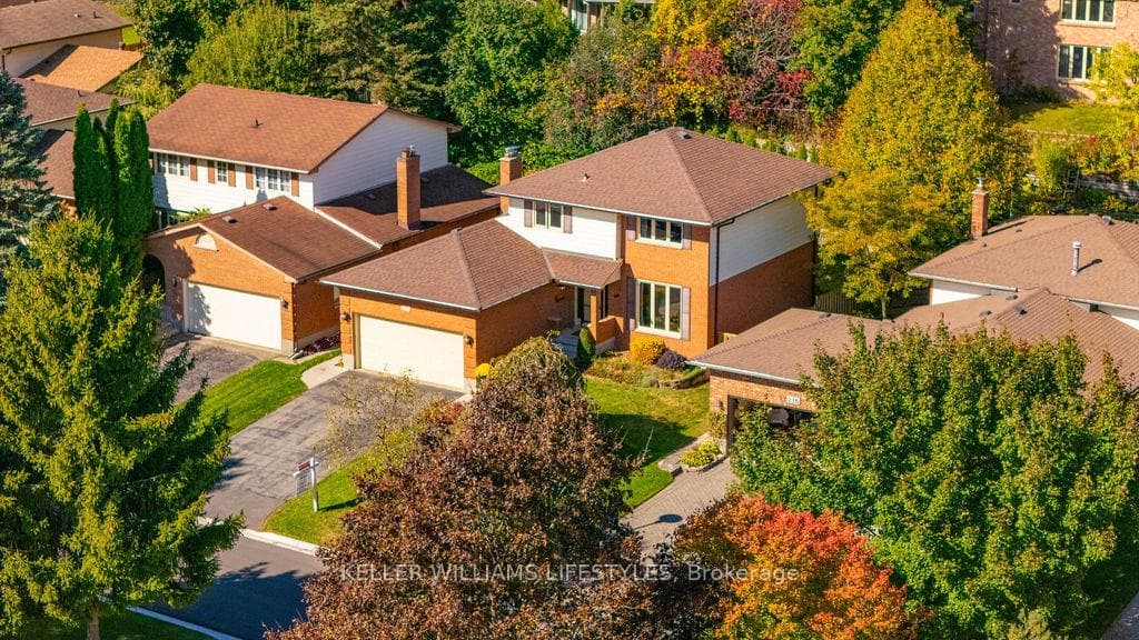 220 Suffolk Place photo 3