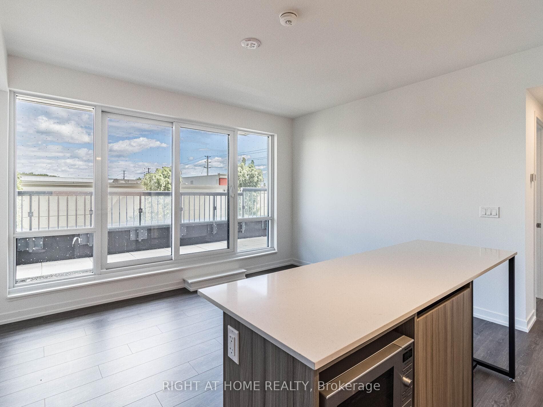 7950 bathurst Street Unit 203 photo 5
