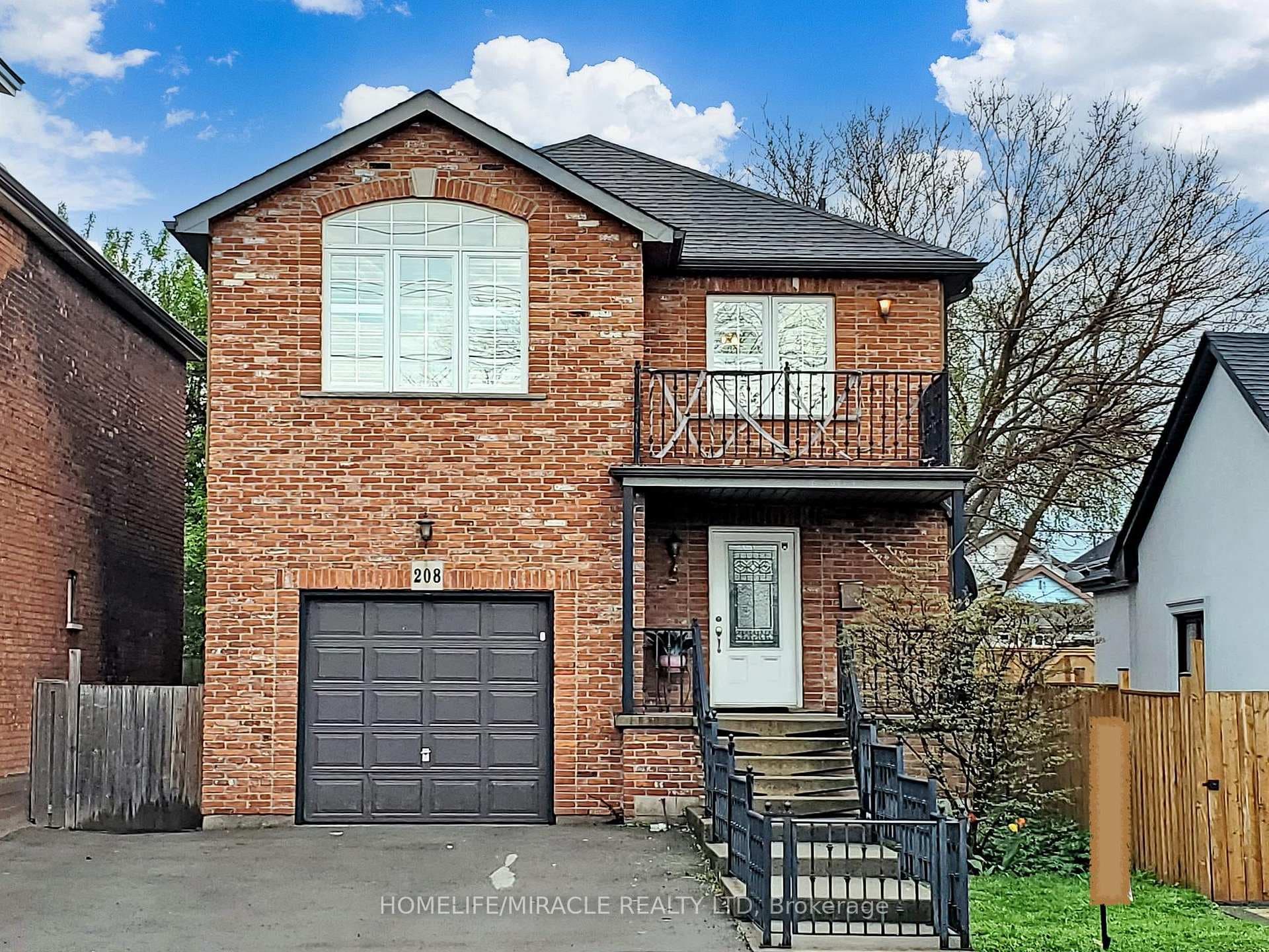 208 Wellington Street photo 1