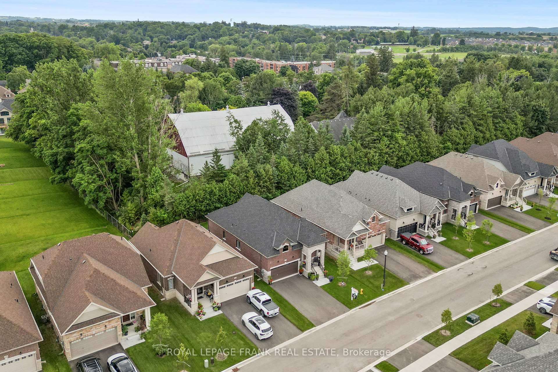106 Holtby Court photo 40