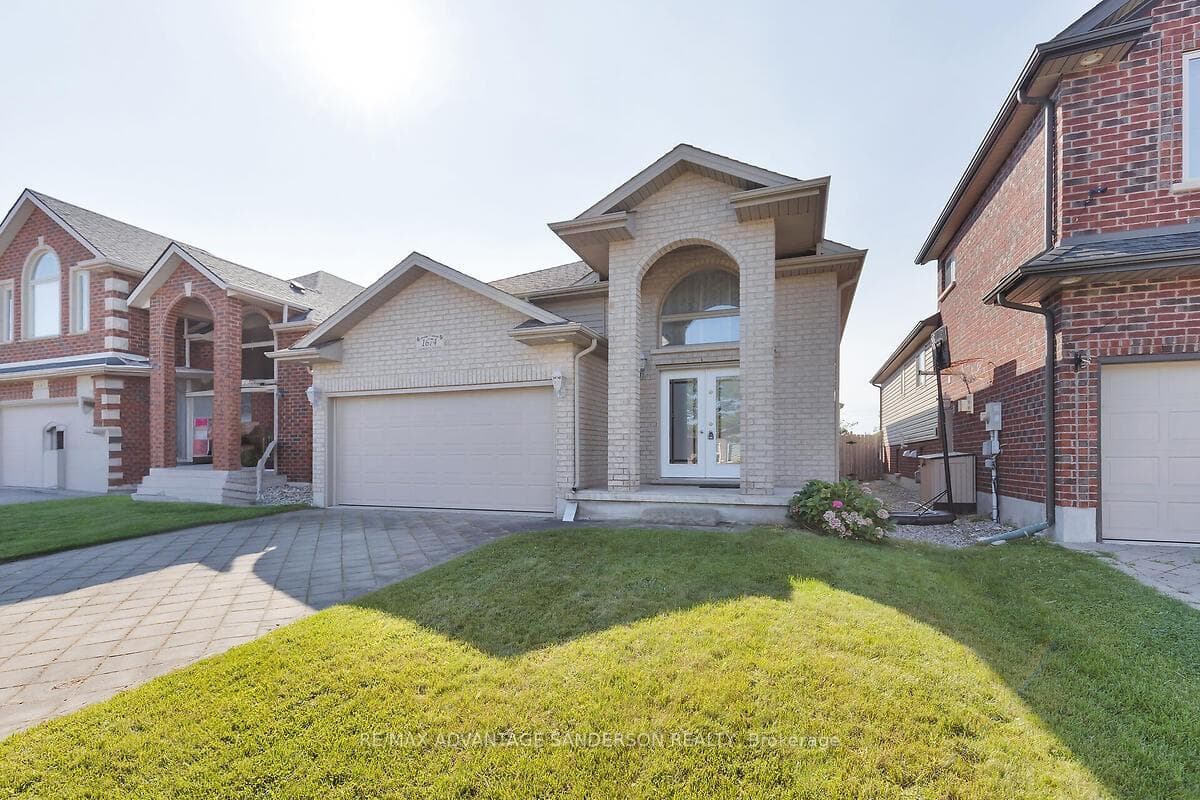 1674 Seymour Crescent photo 2