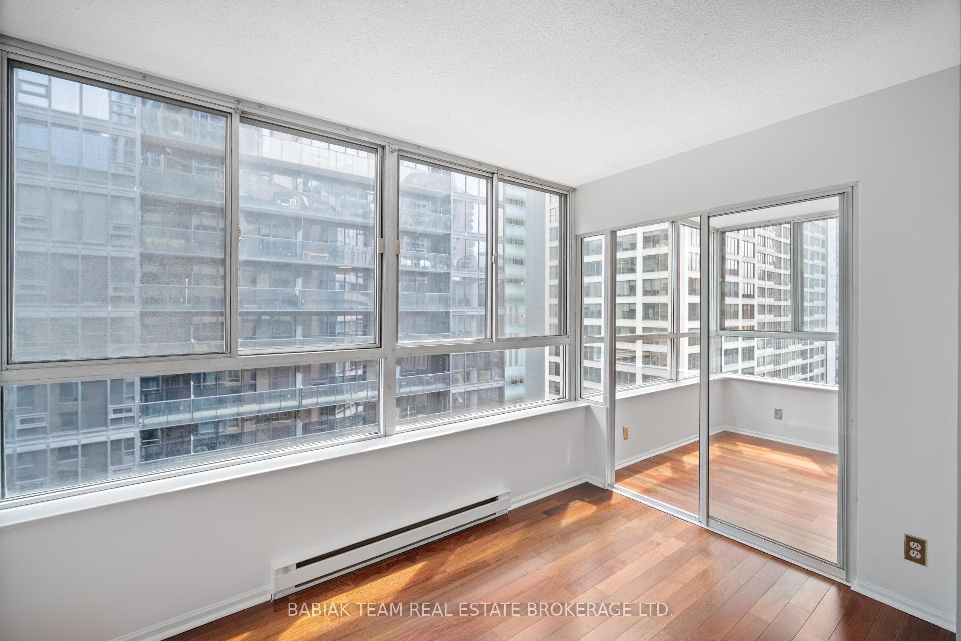 711 Bay Street Unit 1613 photo 17