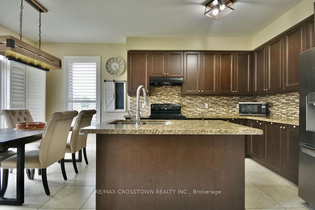 1388 Sheldon Street photo 9