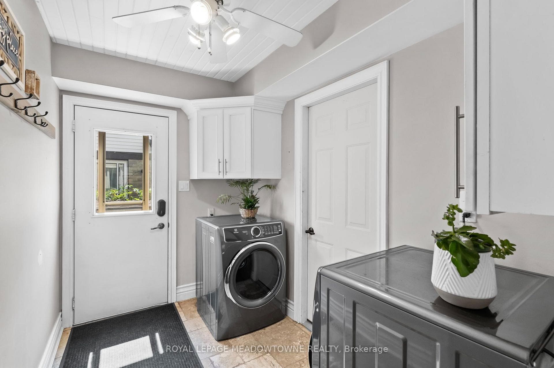 608 Moorelands Crescent photo 24