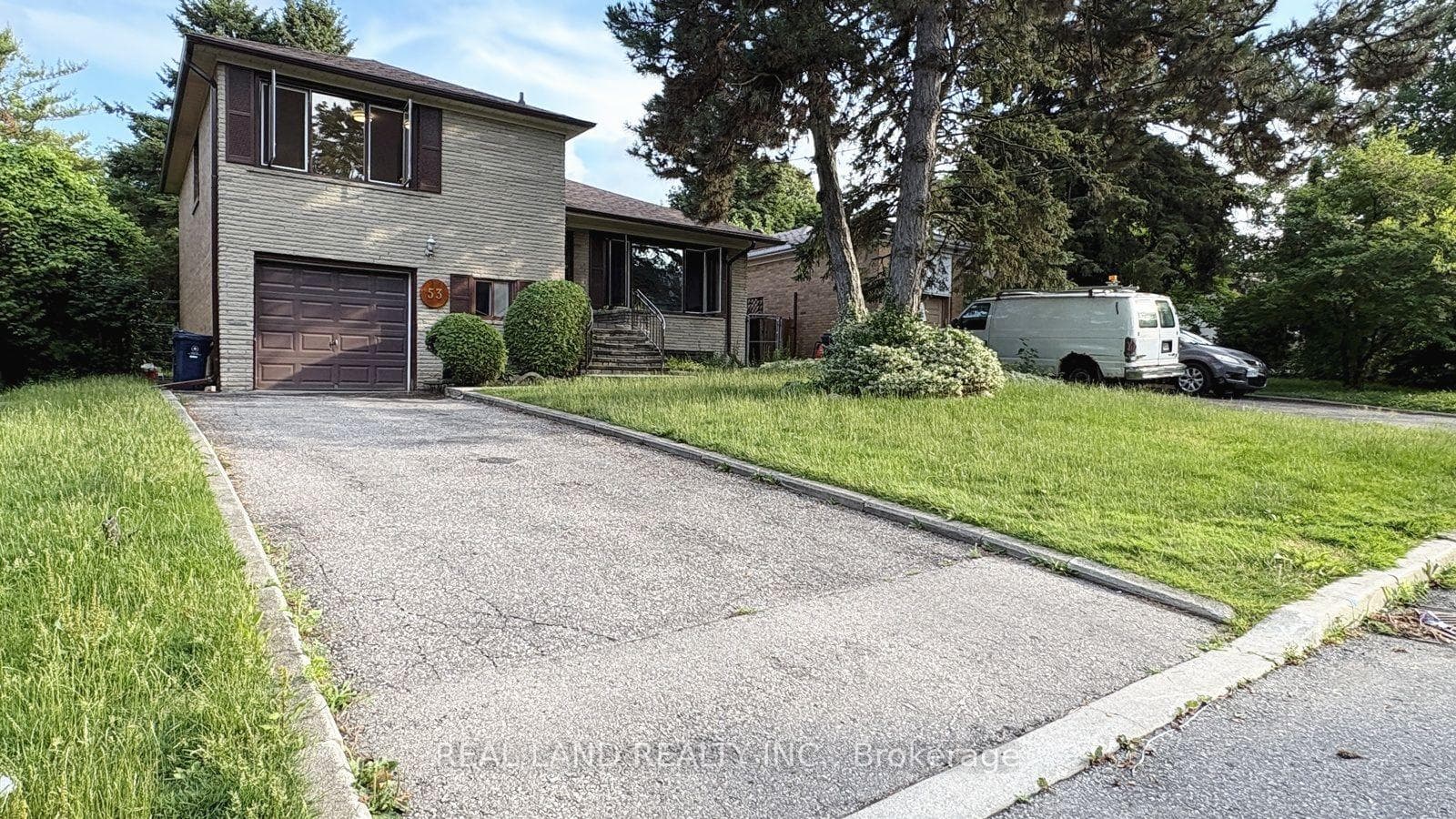 53 Lloydminster Crescent photo 1