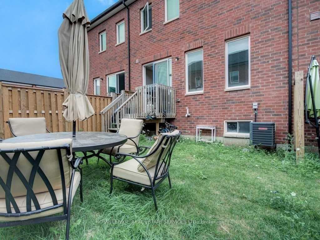 786 Banks Crescent photo 20