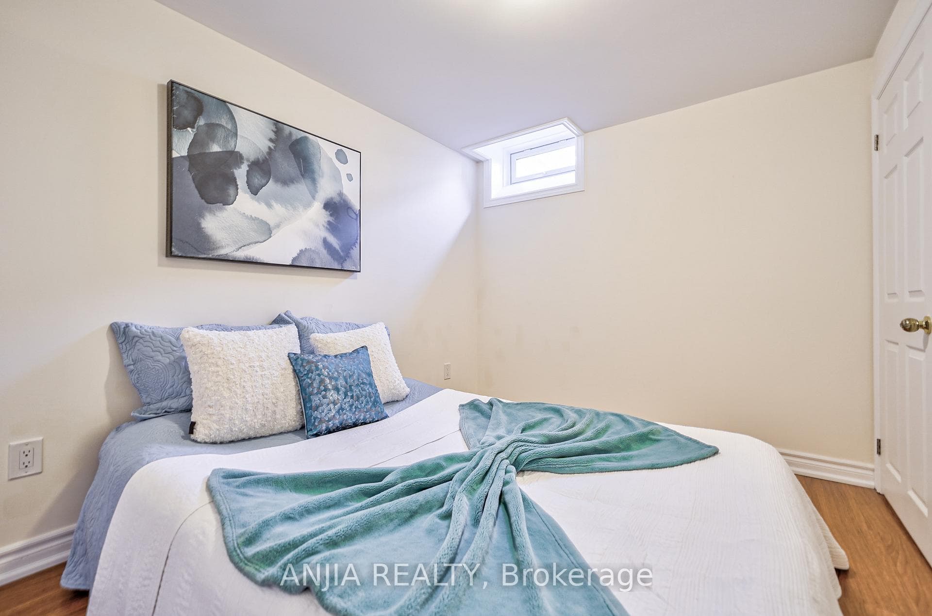 12 Hermitage Boulevard photo 35