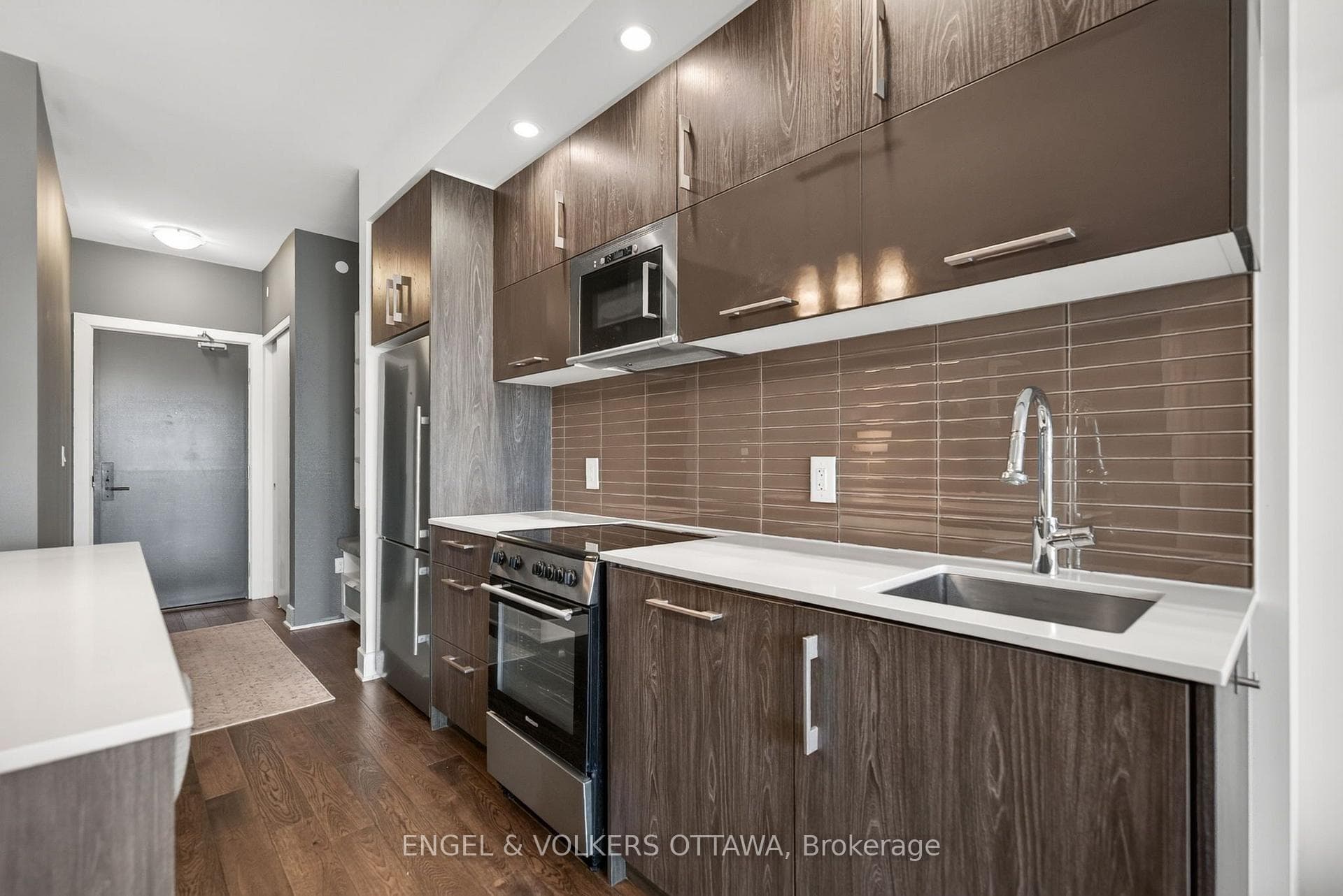 255 Bay Street Unit 816 photo 8