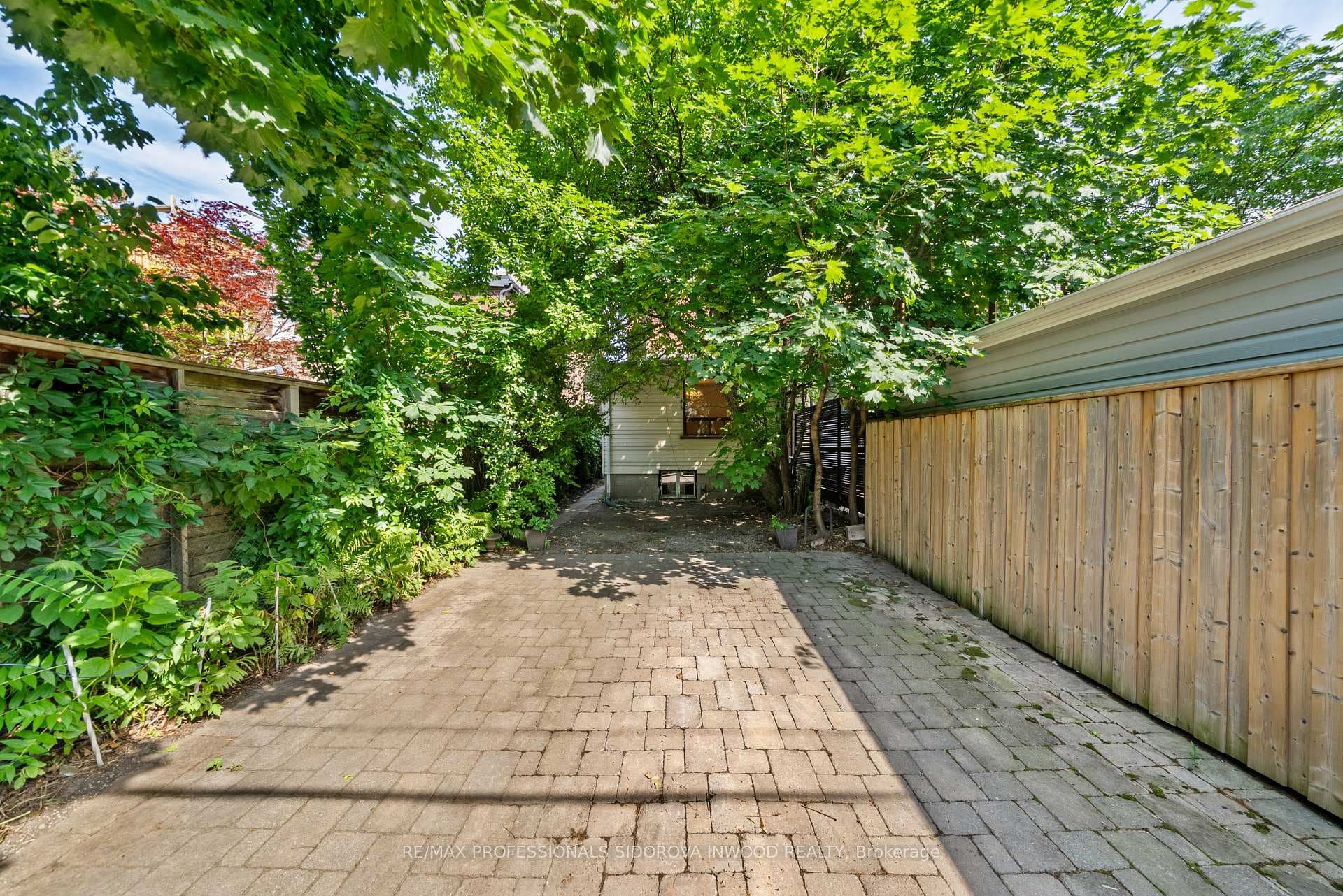 44 Golden Avenue photo 37