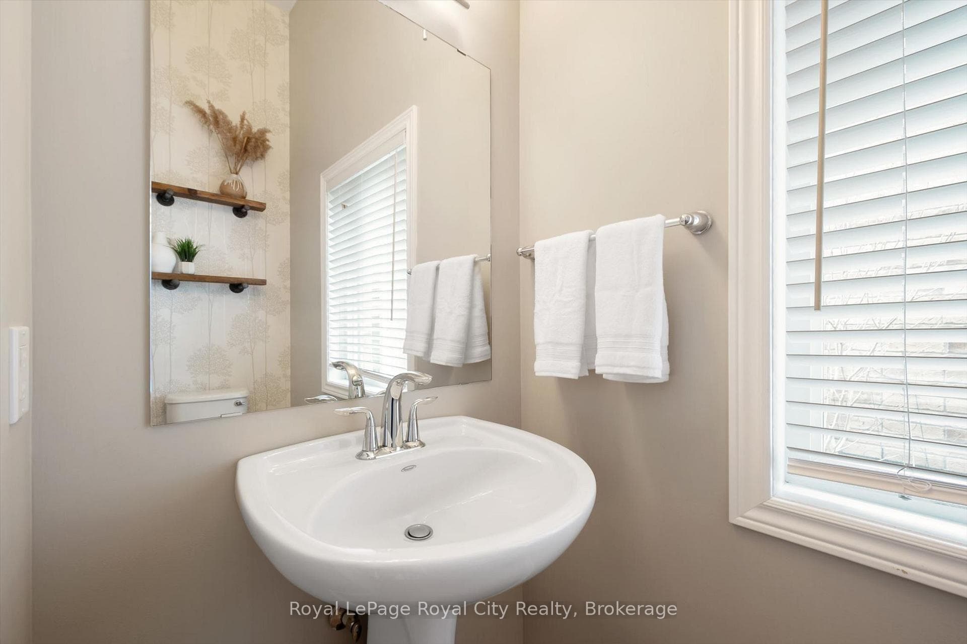 144 Kemp Crescent photo 18