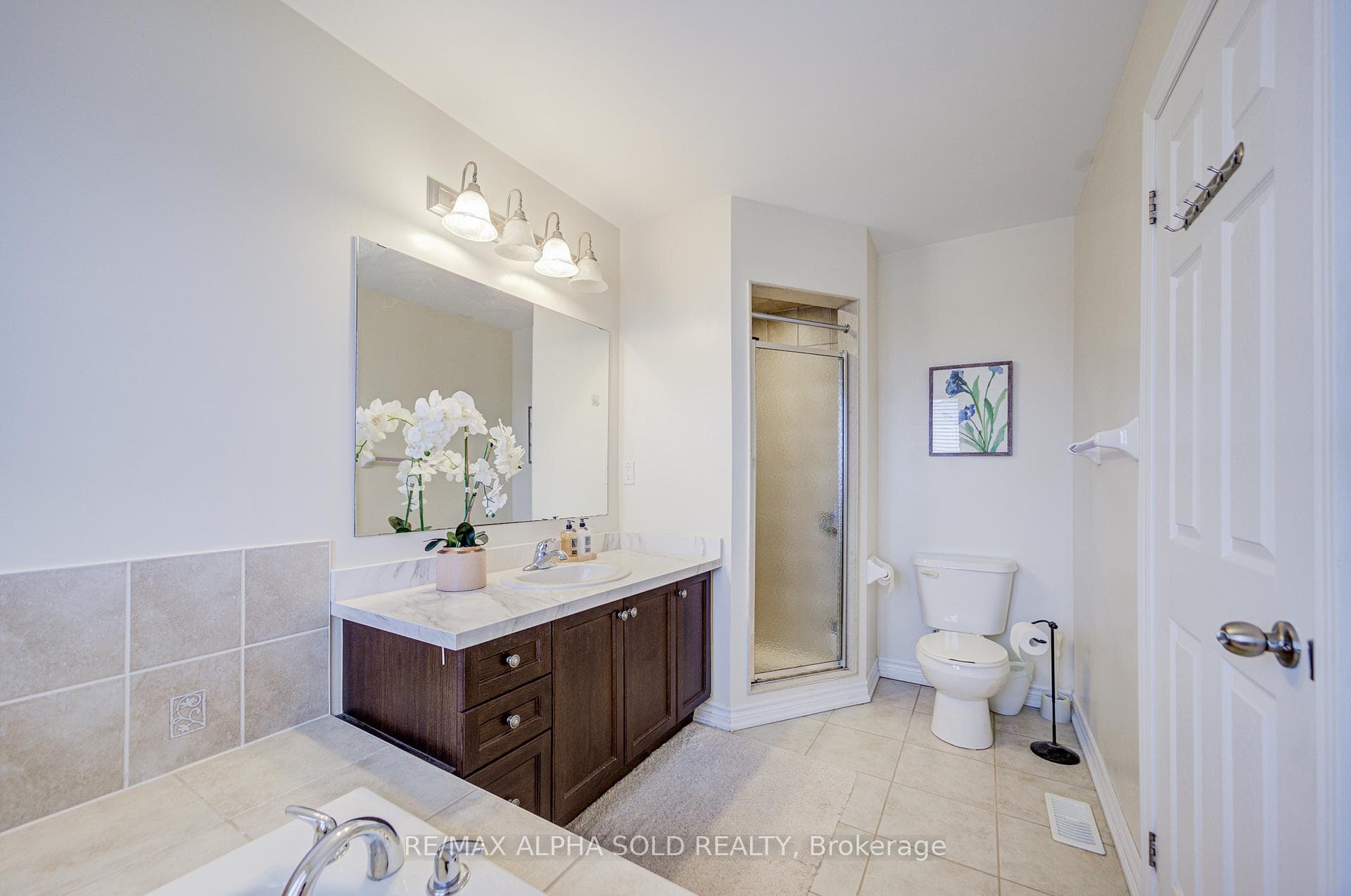74 Evershot Crescent photo 32