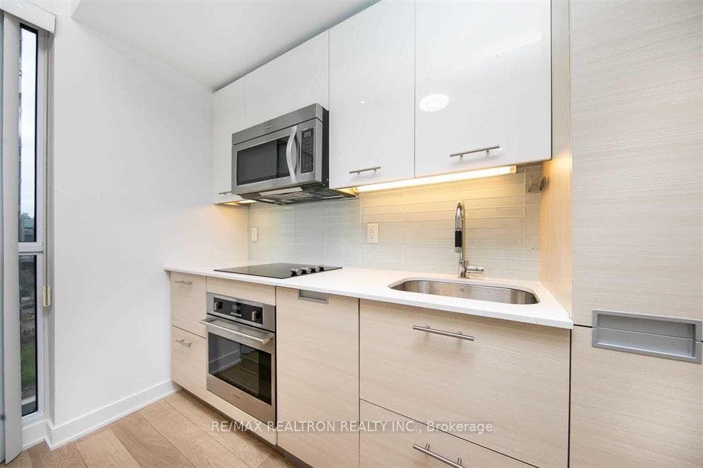 210 Simcoe Street Unit 903 photo 4