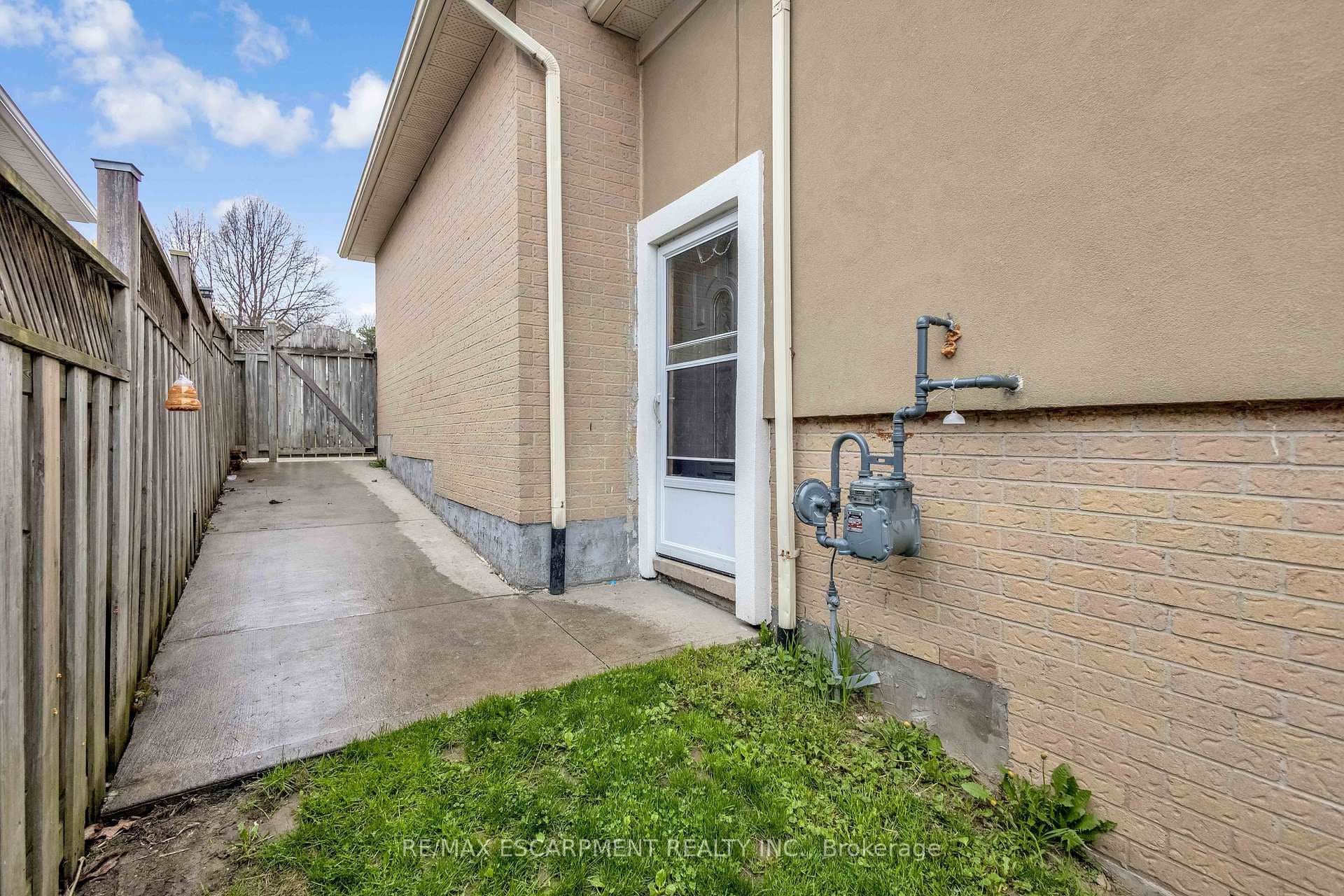 70 Ossington Drive photo 32