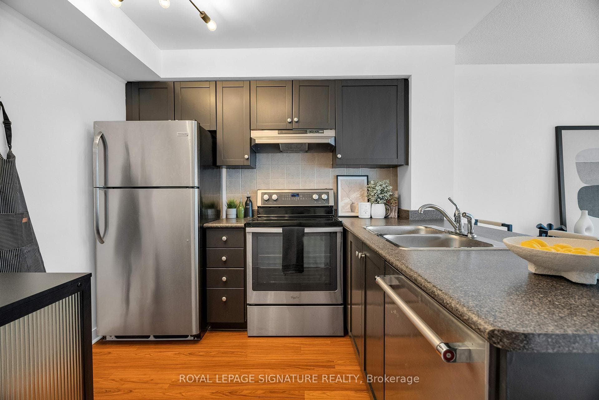 650 Queens Quay Unit 918 photo 2