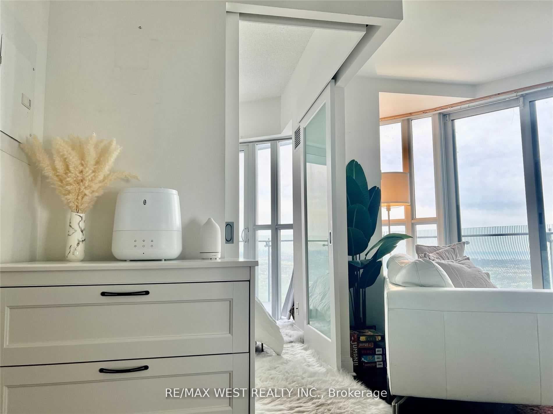 50 Absolute Avenue Unit 3904 photo 10