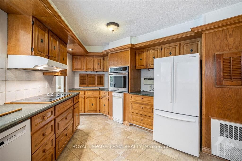 6775 RIDEAU VALLEY Drive photo 11