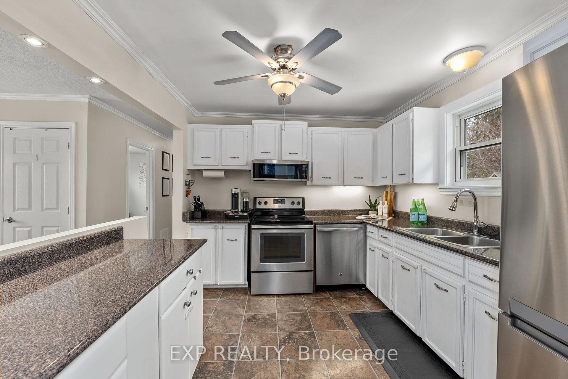 39 Grew Boulevard photo 7