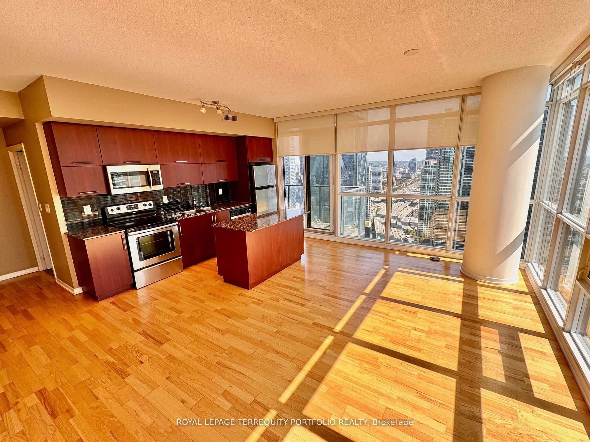 55 Bremner Boulevard Unit 3907 photo 2