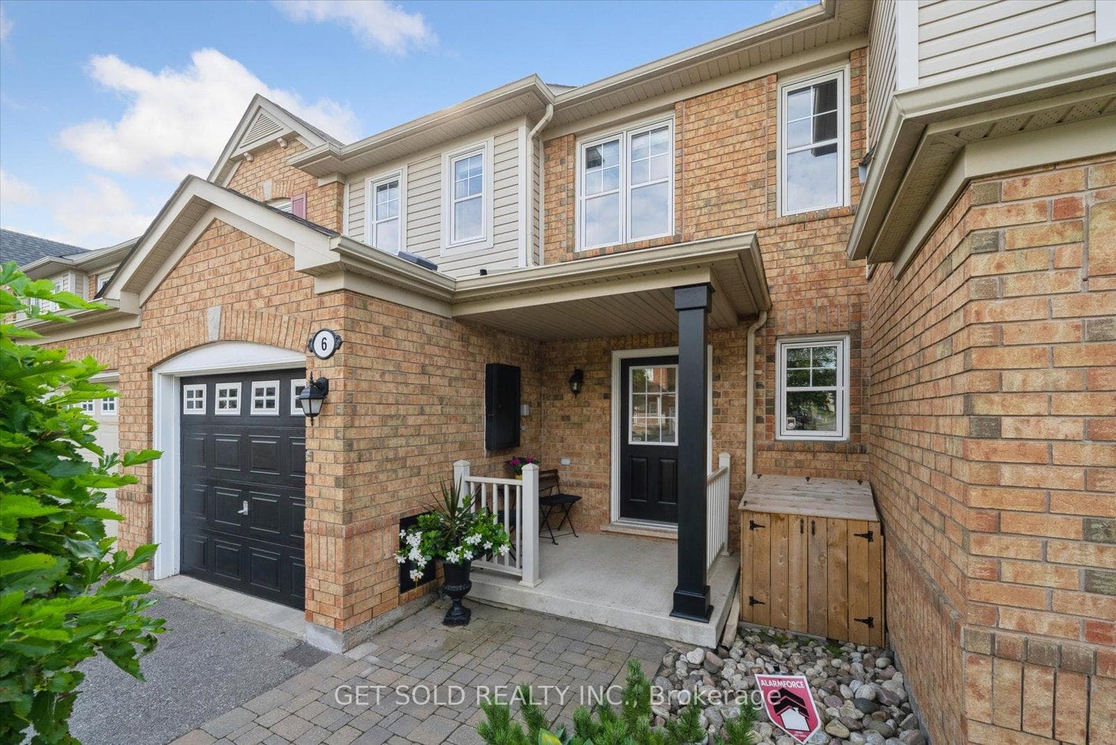 6 Dougherty Crescent photo 2