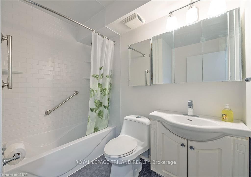 733 DEVERON Crescent Unit 107 photo 33