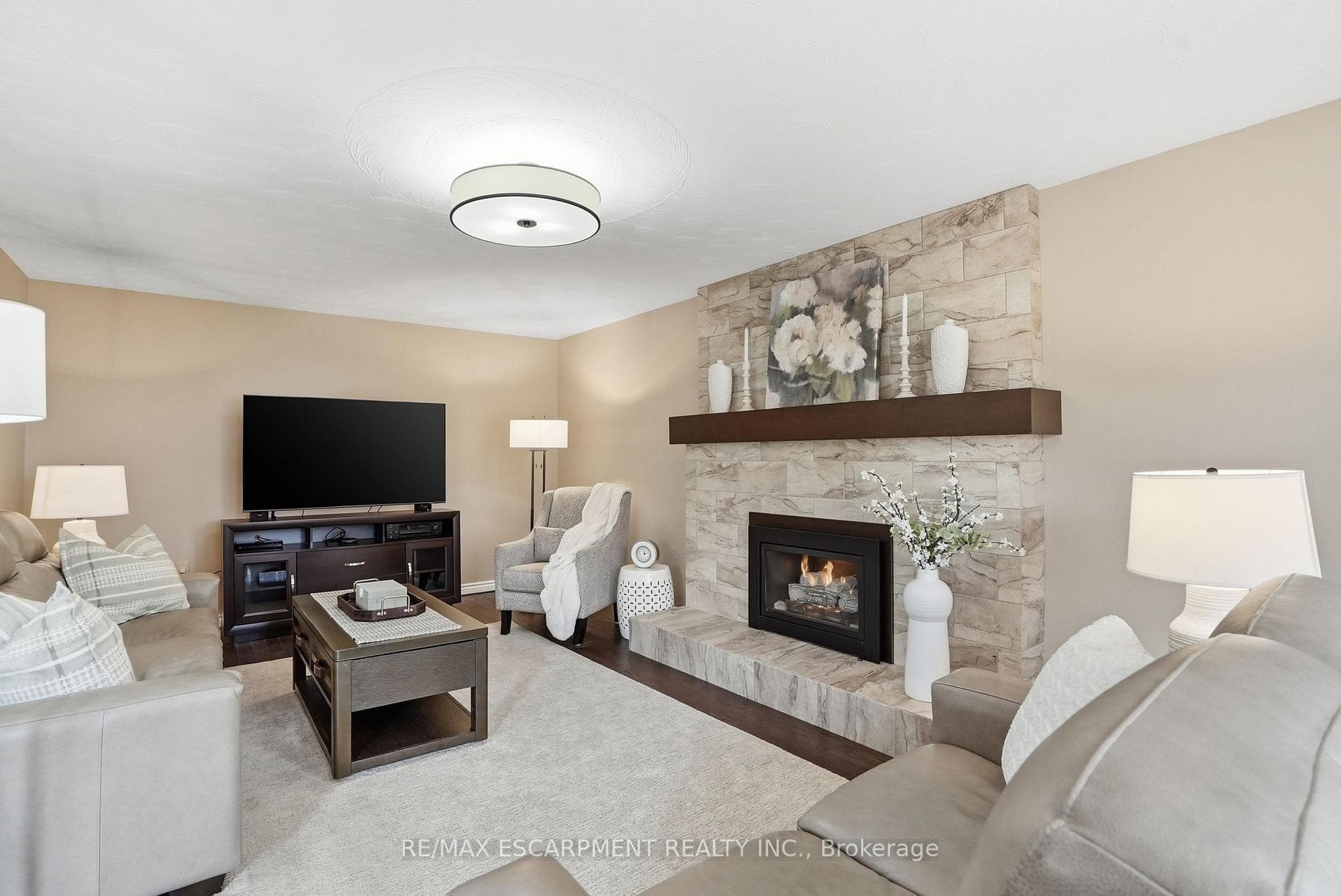 31 Republic Avenue photo 9