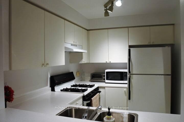 38 Hollywood Avenue Unit 317 photo 8