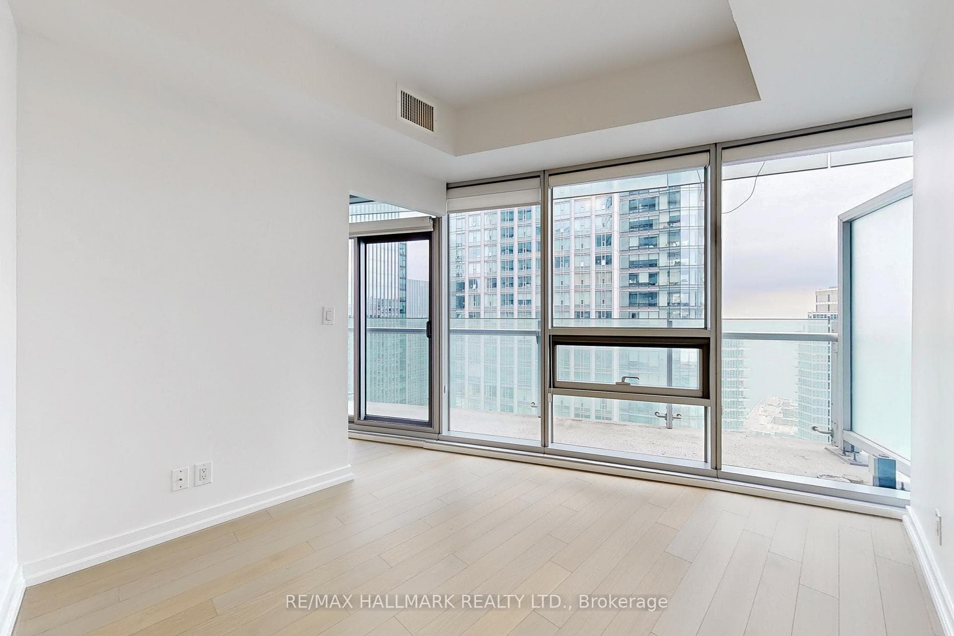 12 York Street Unit 3302 photo 16
