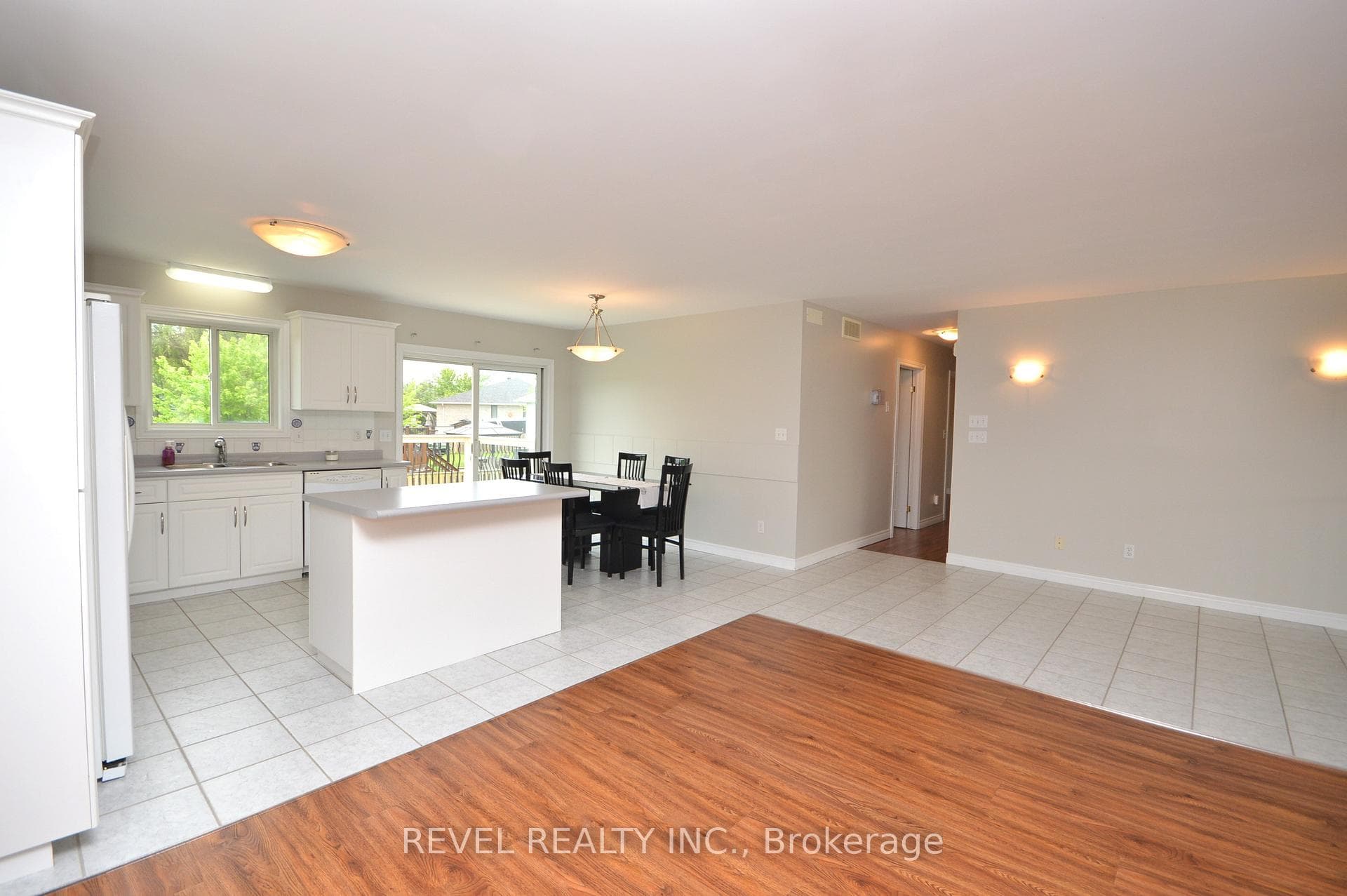 8039 Gardiner Crescent photo 6