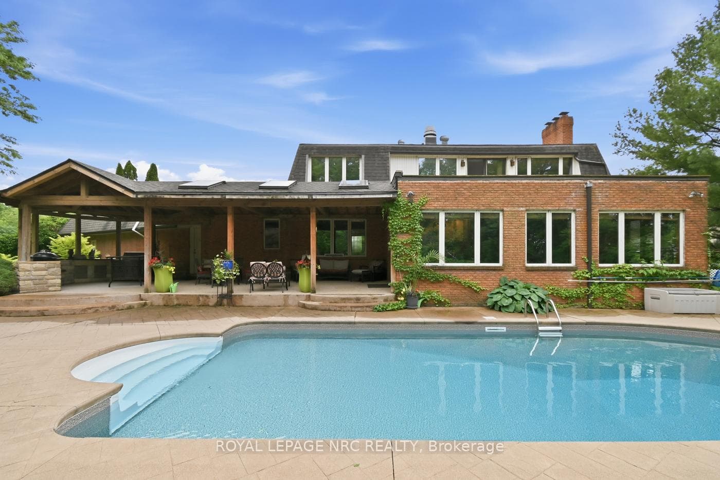 Can you say entertainers dream home?