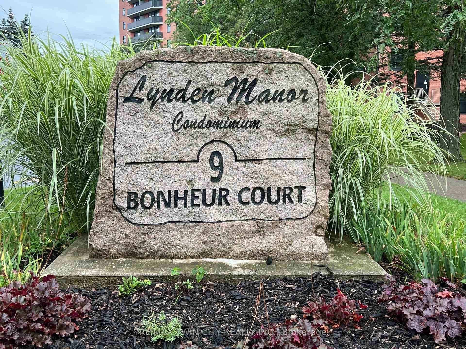 Lynden Manor - 9 Bonheur Unit #403