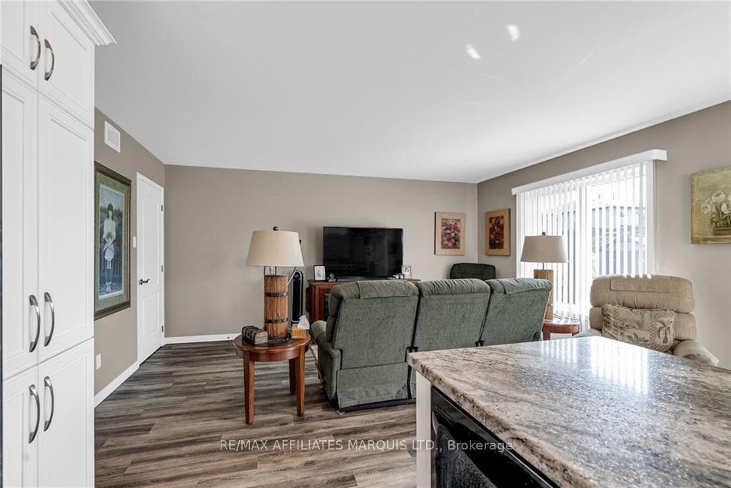 2184 BURKE Avenue photo 18