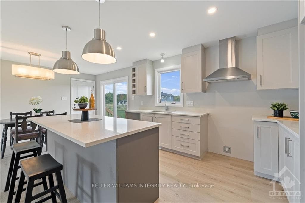 241 ROXANNE Street photo 14
