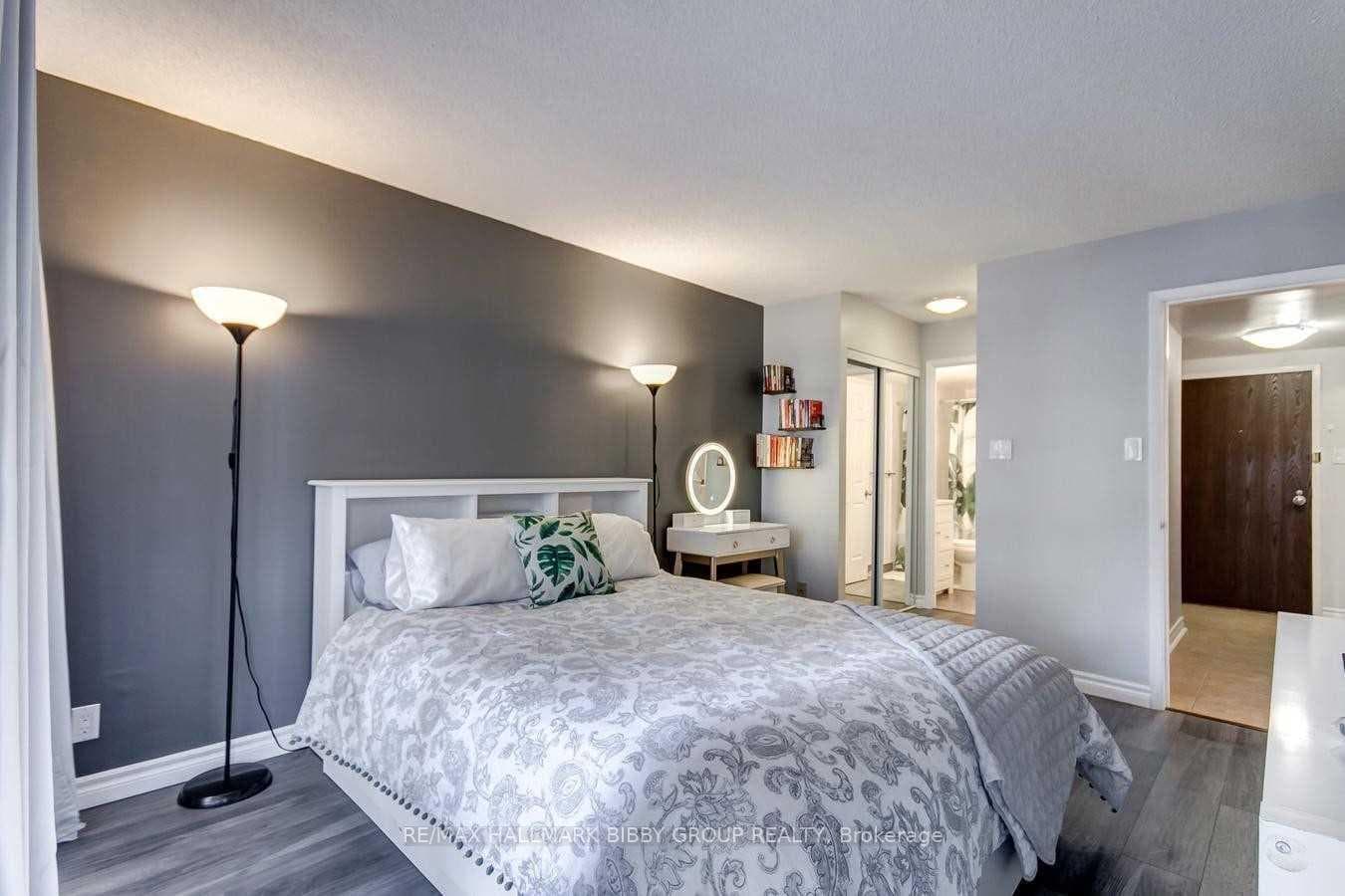 44 Gerrard Street Unit 806 photo 15