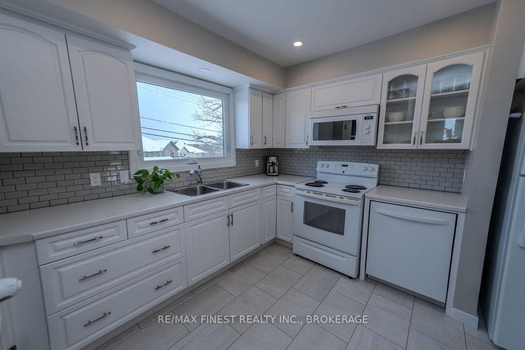 576 Chesham Place photo 10