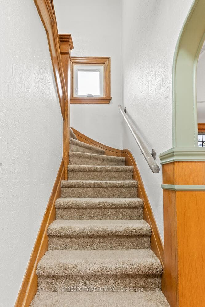 1235 King Street photo 19
