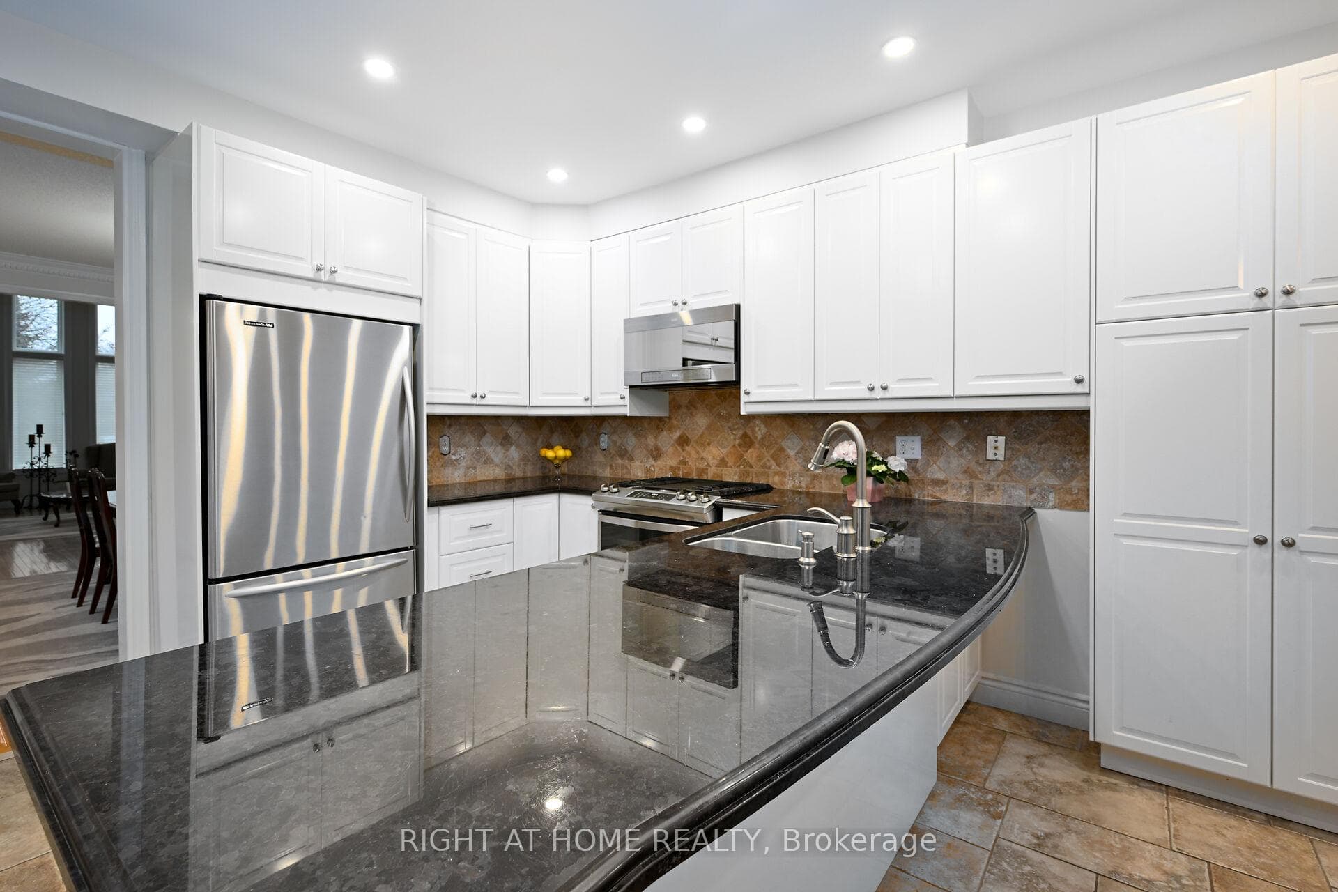 1727 Glenvista Drive photo 3