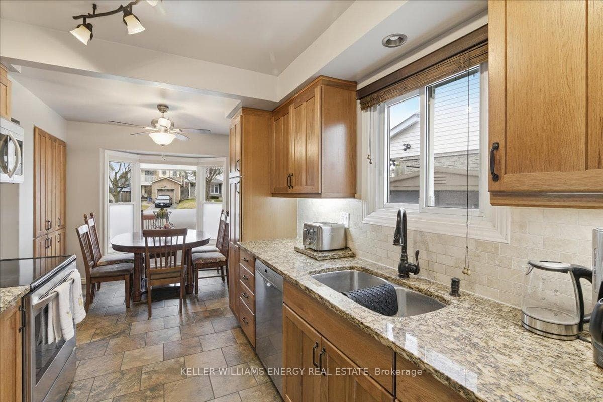 751 Bennett Crescent photo 11