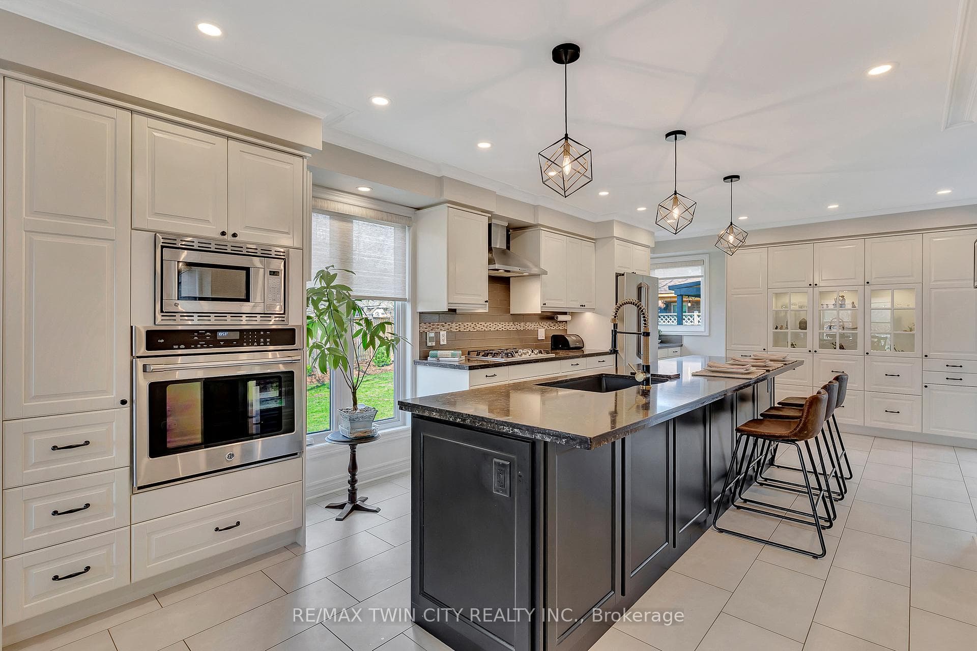 14 McCrimmon Court photo 9