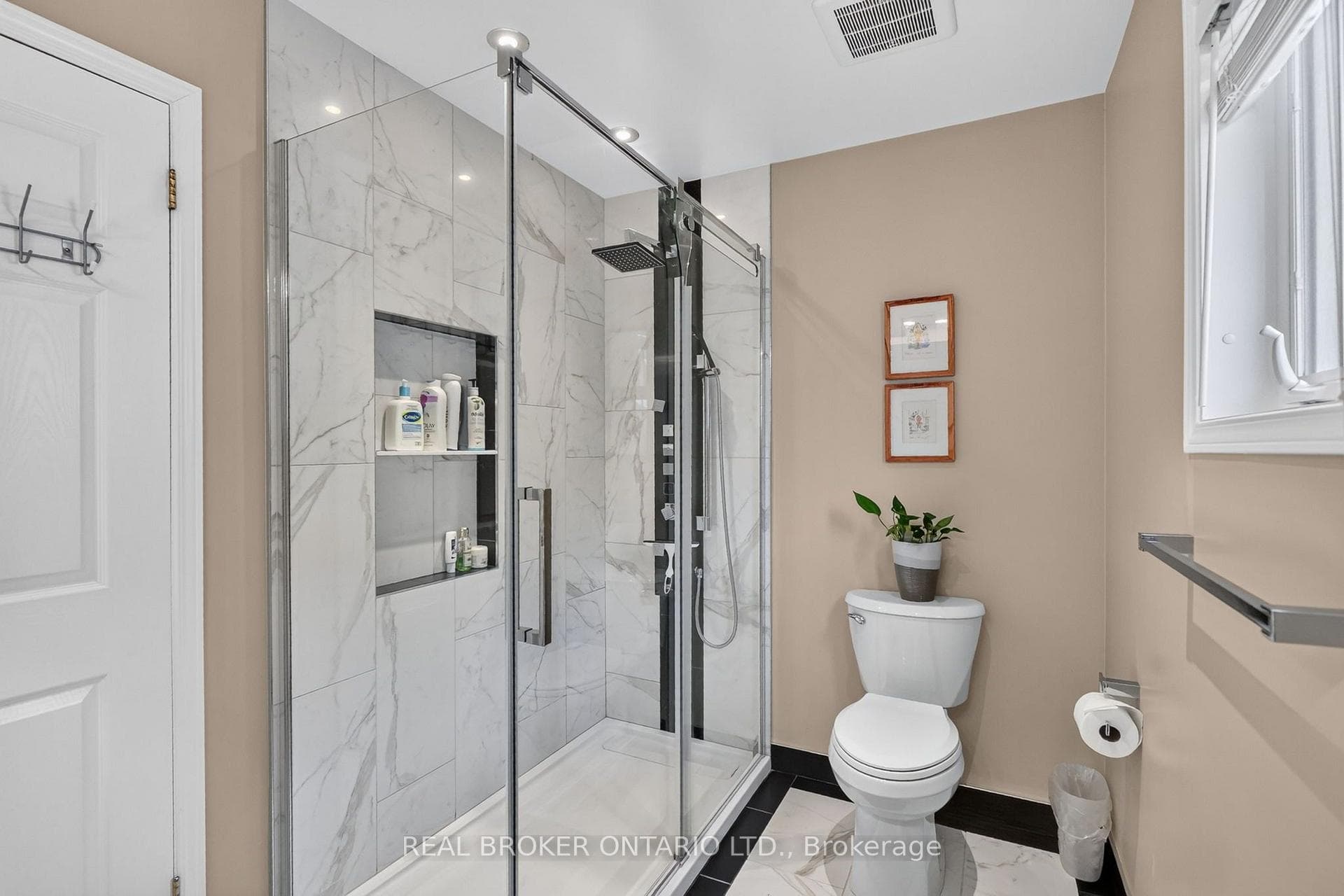 4-piece main bathroom (2nd Level)