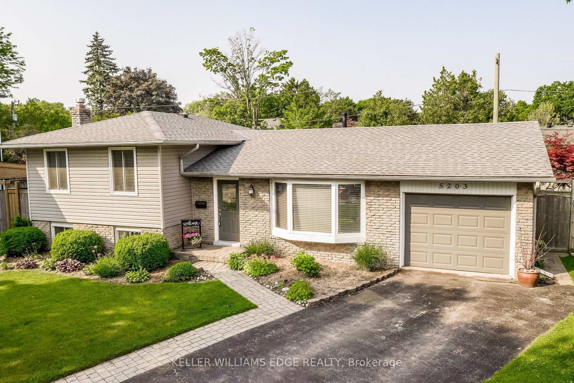 5203 Broughton Crescent photo 1