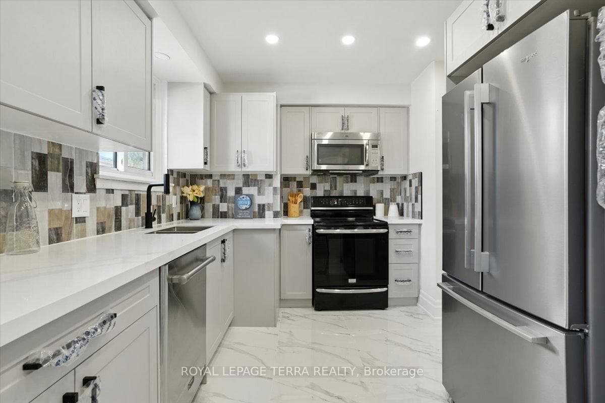 1382 Fundy Street photo 18