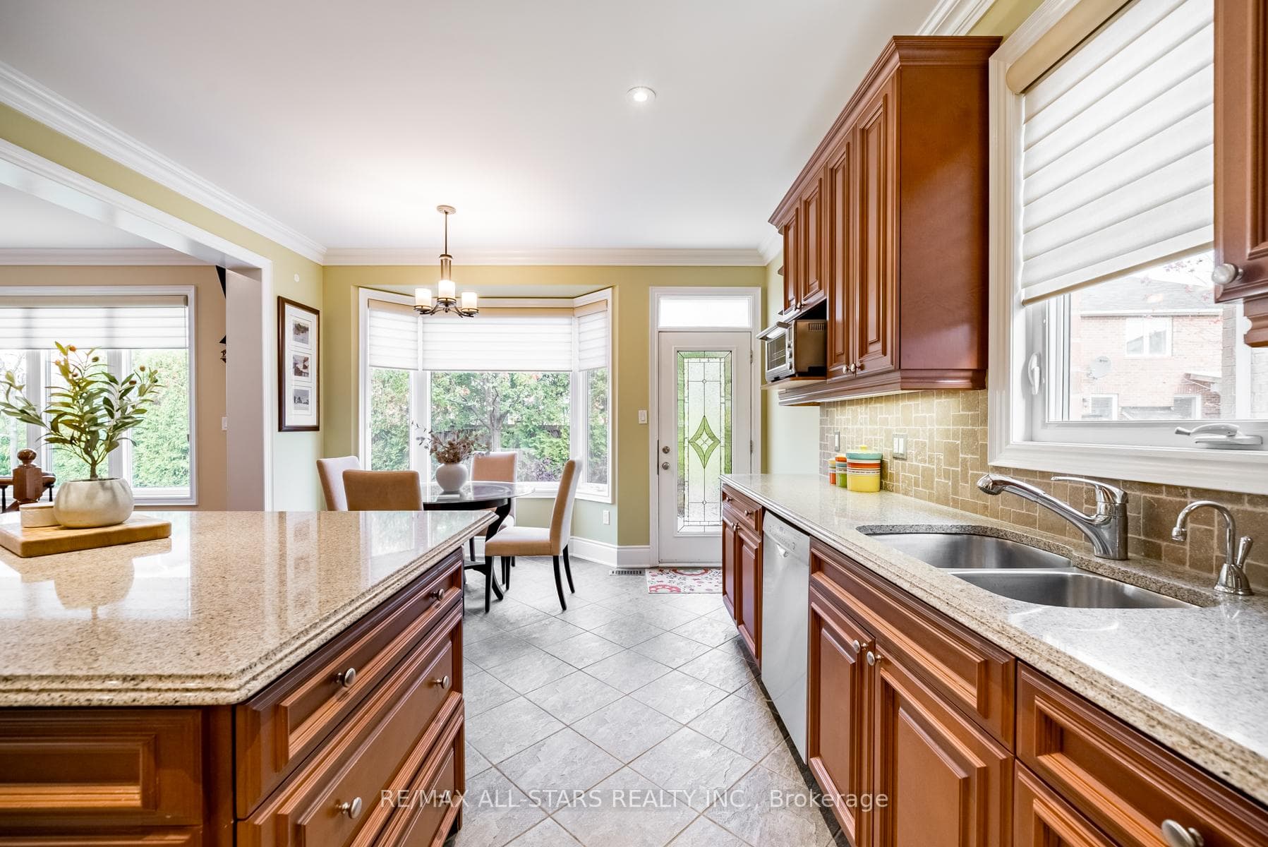 211 Robirwin Street photo 12