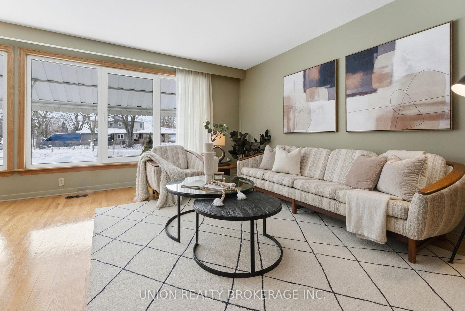 107 Silverstone Drive photo 2
