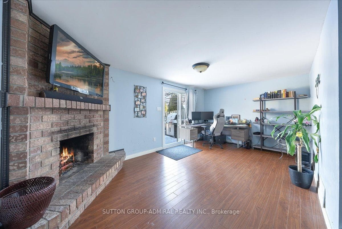 6965 HICKLING Crescent photo 31