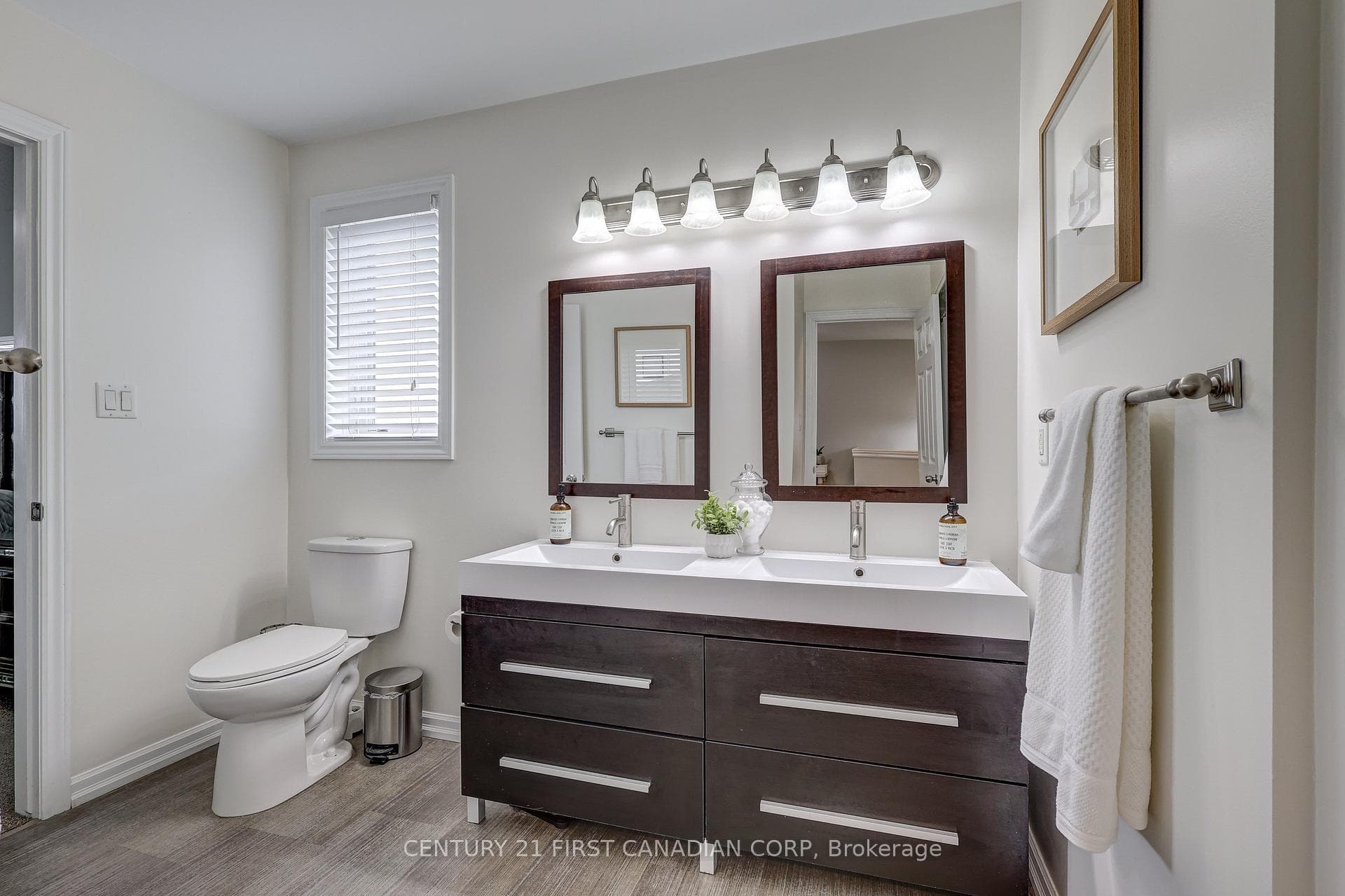 1558 Evans Boulevard photo 23