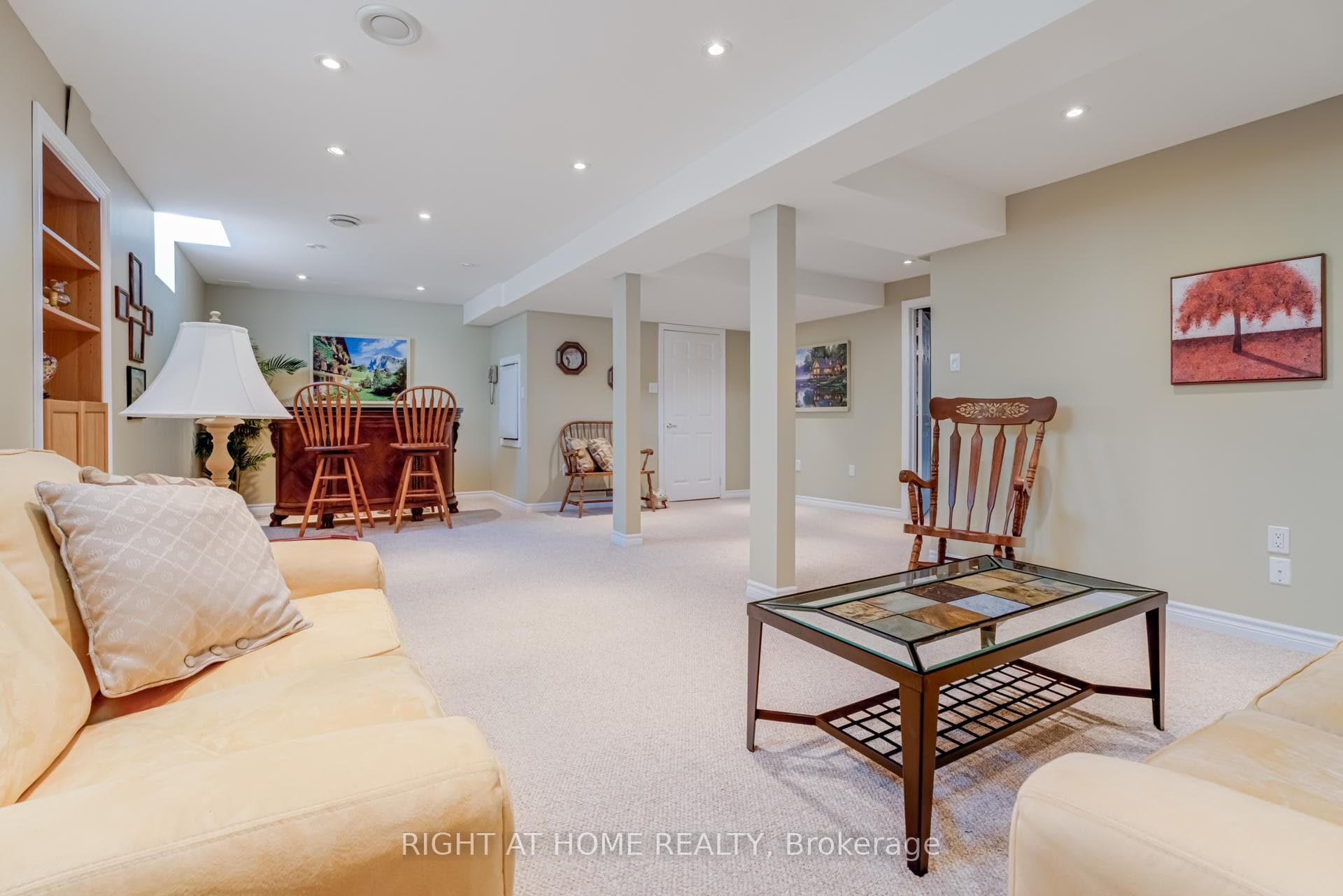 372 Waterbury Crescent photo 30