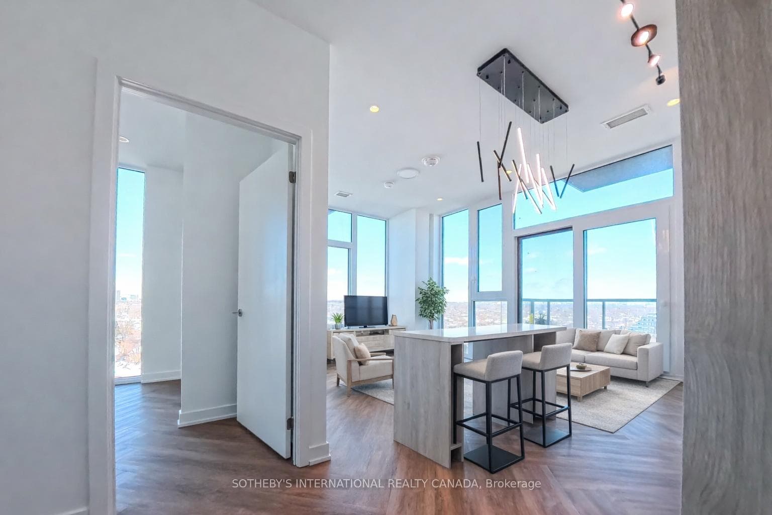 1007 The Queensway N/A Unit 808 photo 1