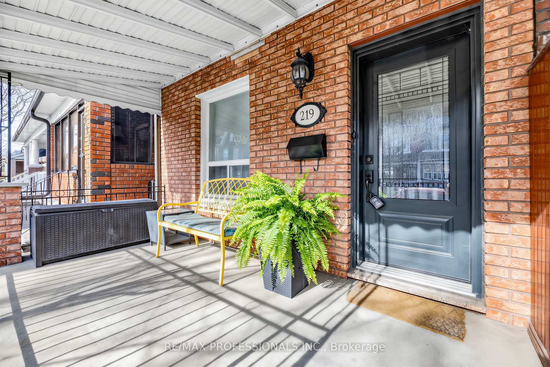 219 St Helen's Avenue photo 3