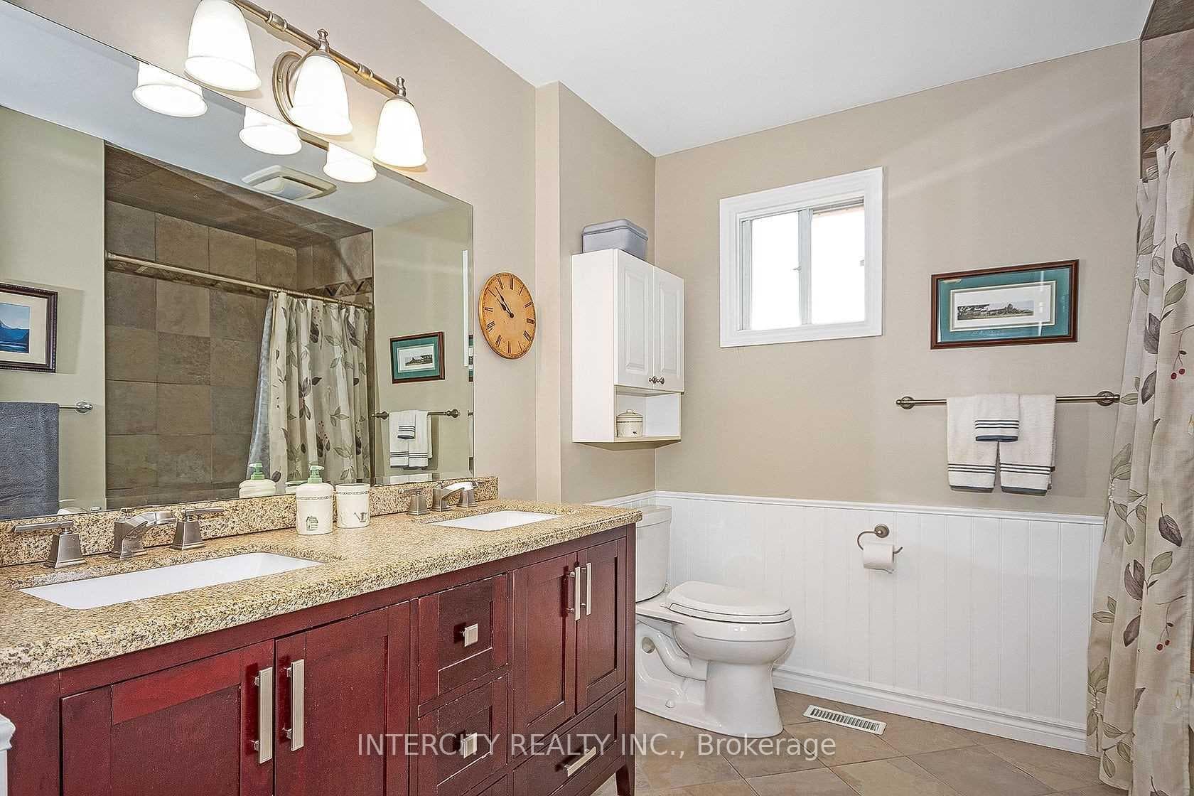 1404 Harmsworth Square photo 24