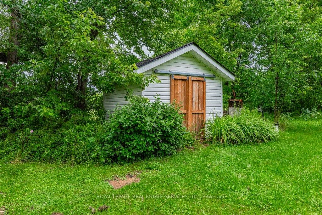 Beautifully Maintained 1 Acre Tree-Lined Property